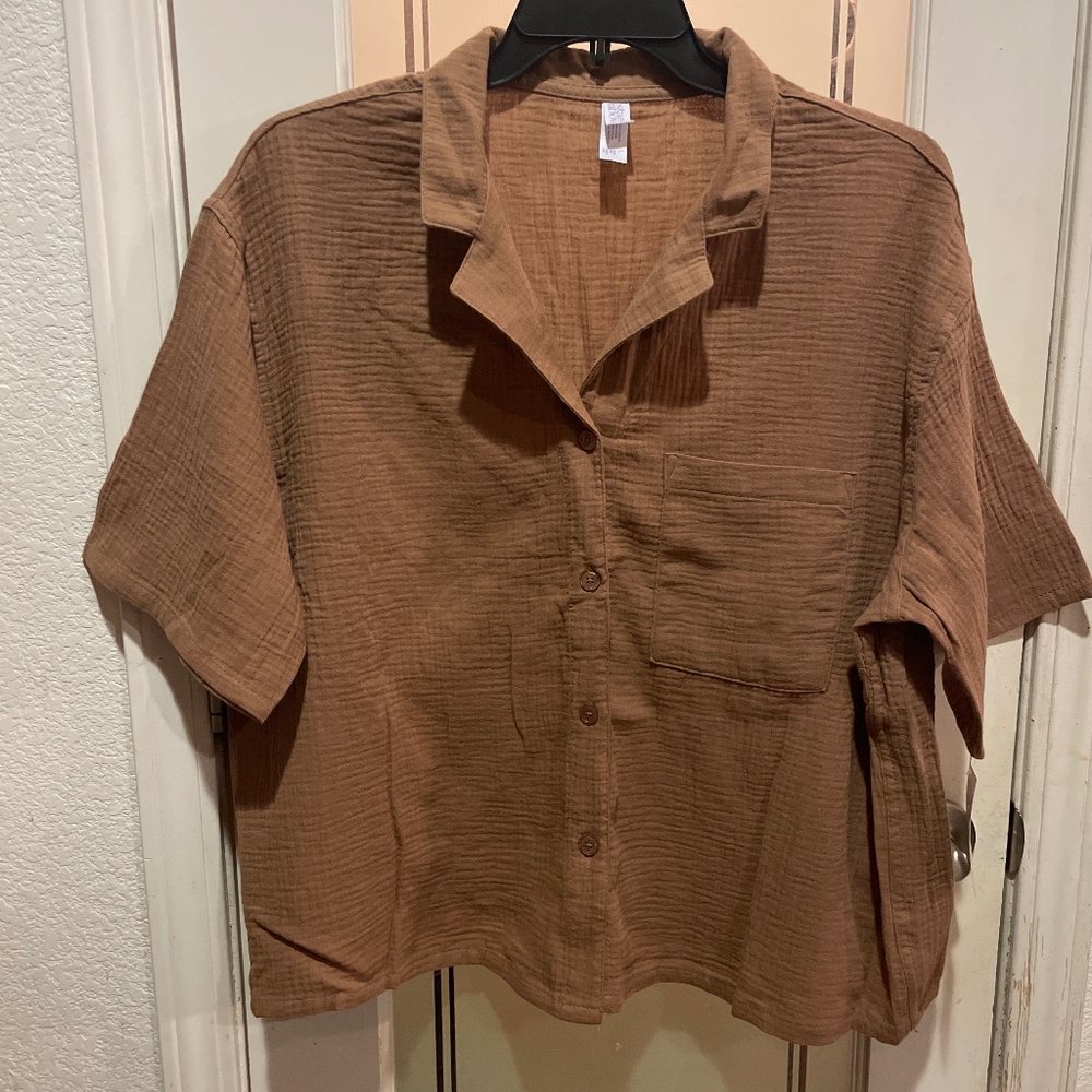 NEW STARS ABOVE Women’s Tan Brown Short Sleeve Top with Pocket NWT